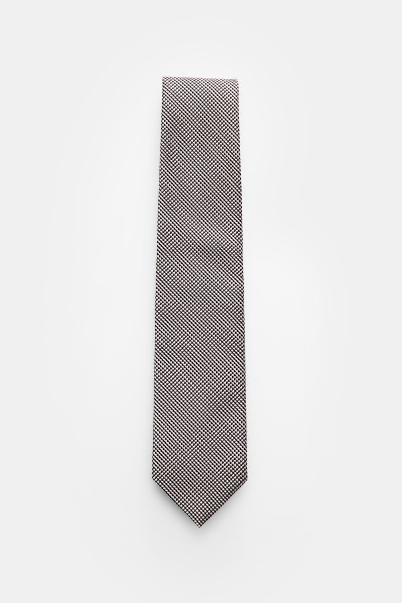 Tom Ford Seidenkrawatte rosé/schwarz gemustert mit zeitlosem Hahnentrittmuster, Logo-Stitching, 8 cm breit, aus reiner Seide, frontal fotografiert.