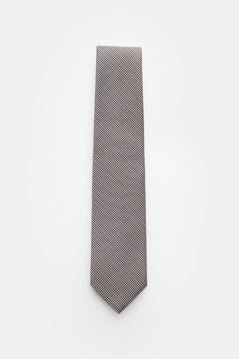 Tom Ford Seidenkrawatte rosé/schwarz gemustert im Hahnentrittmuster, reine Seide, dezenter Glanz, Logo-Stitching, flach liegend von oben fotografiert.