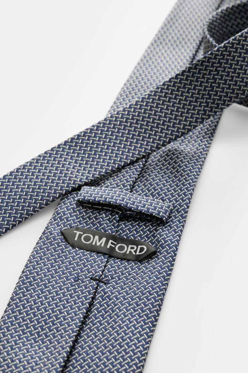 Tom Ford Seidenkrawatte navy/creme gemustert, aus reiner Seide mit dezentem Glanz, Logo-Stitching, Breite 8 cm, Nahaufnahme von oben.