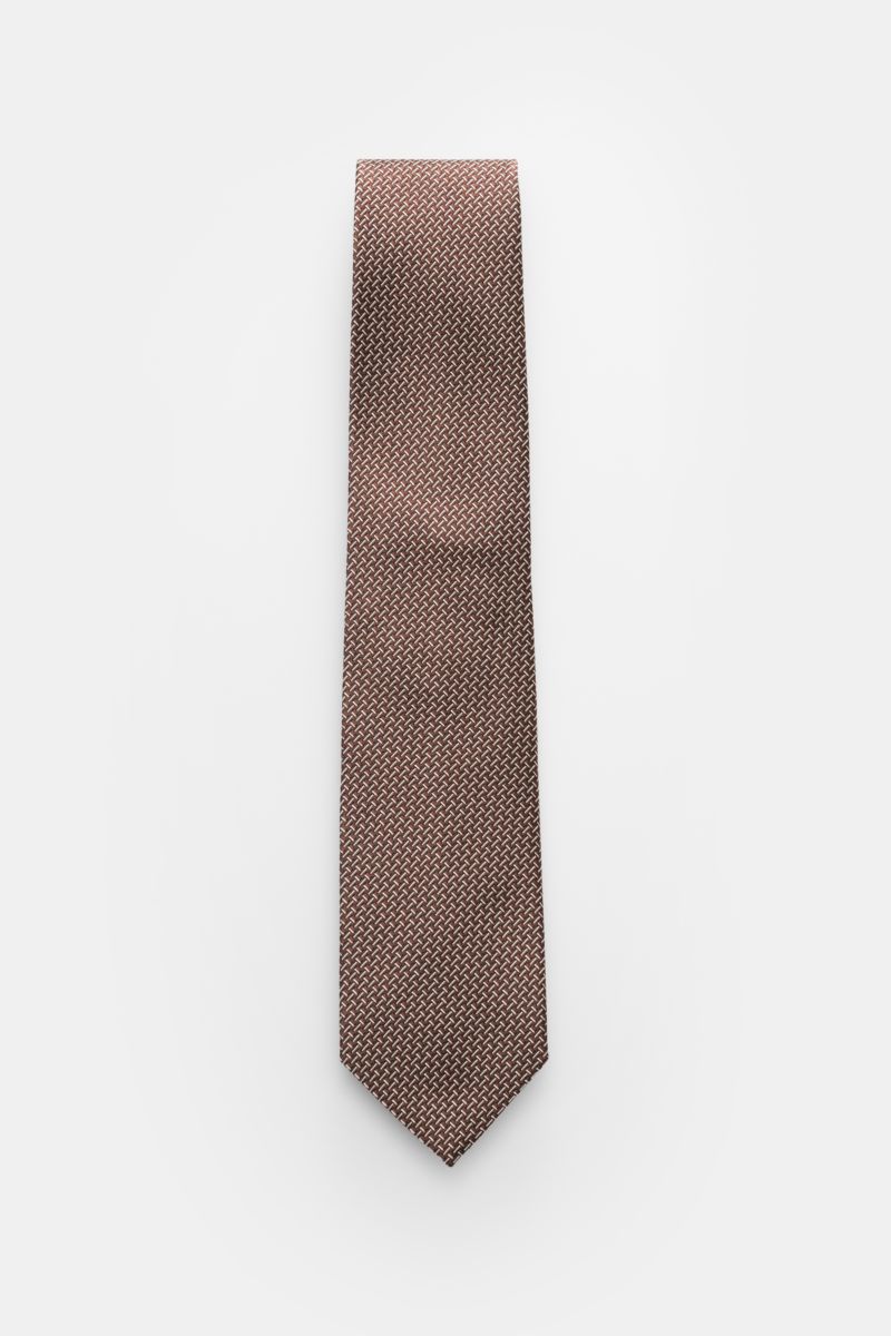 Tom Ford Seidenkrawatte braun/creme gemustert, grafisches Muster, dezenter Glanz, reine Seide, Logo-Stitching, 8 cm breit, schräg von oben fotografiert, made in Italy.