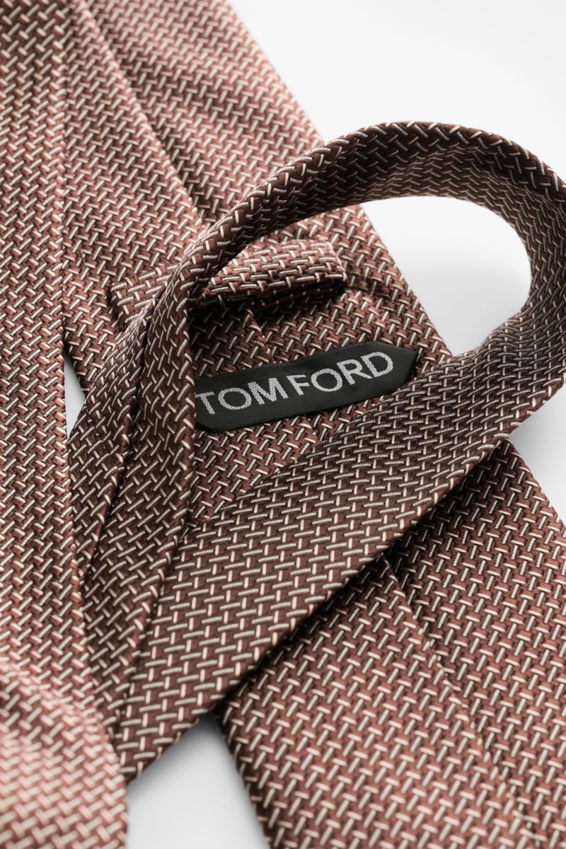 Tom Ford Seidenkrawatte braun/creme gemustert, Nahaufnahme von oben, reine Seide, dezenter Glanz, grafisches Muster, Logo-Stitching, 8 cm breit, made in Italy.