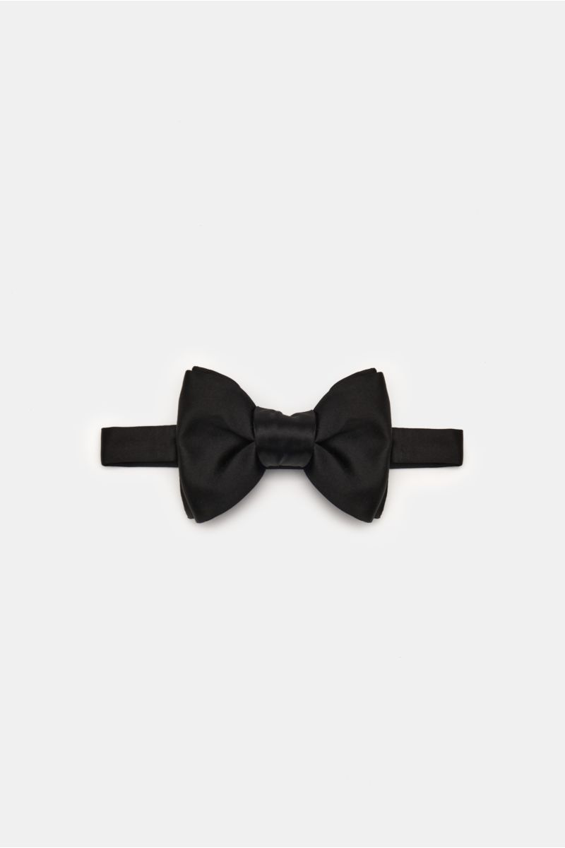 Front view of the Tom Ford Seidenschleife schwarz, an elegant black silk satin bow tie with a slight sheen, tied and approx. 10.5 cm wide.

Diese elegante gebundene Schleife von TOM FORD besteht aus luxuriösem Seidensatin und ist das perfekte Finish fü