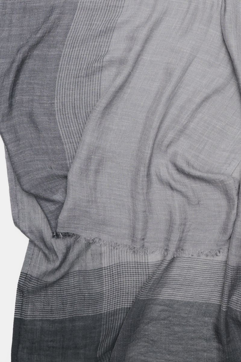 Brunello Cucinelli Schal grau/dunkelgrau kariert, leichte Seide-Leinen-Mischung, weicher Griff, schmaler Fransensaum, aus schräger Draufsicht fotografiert.