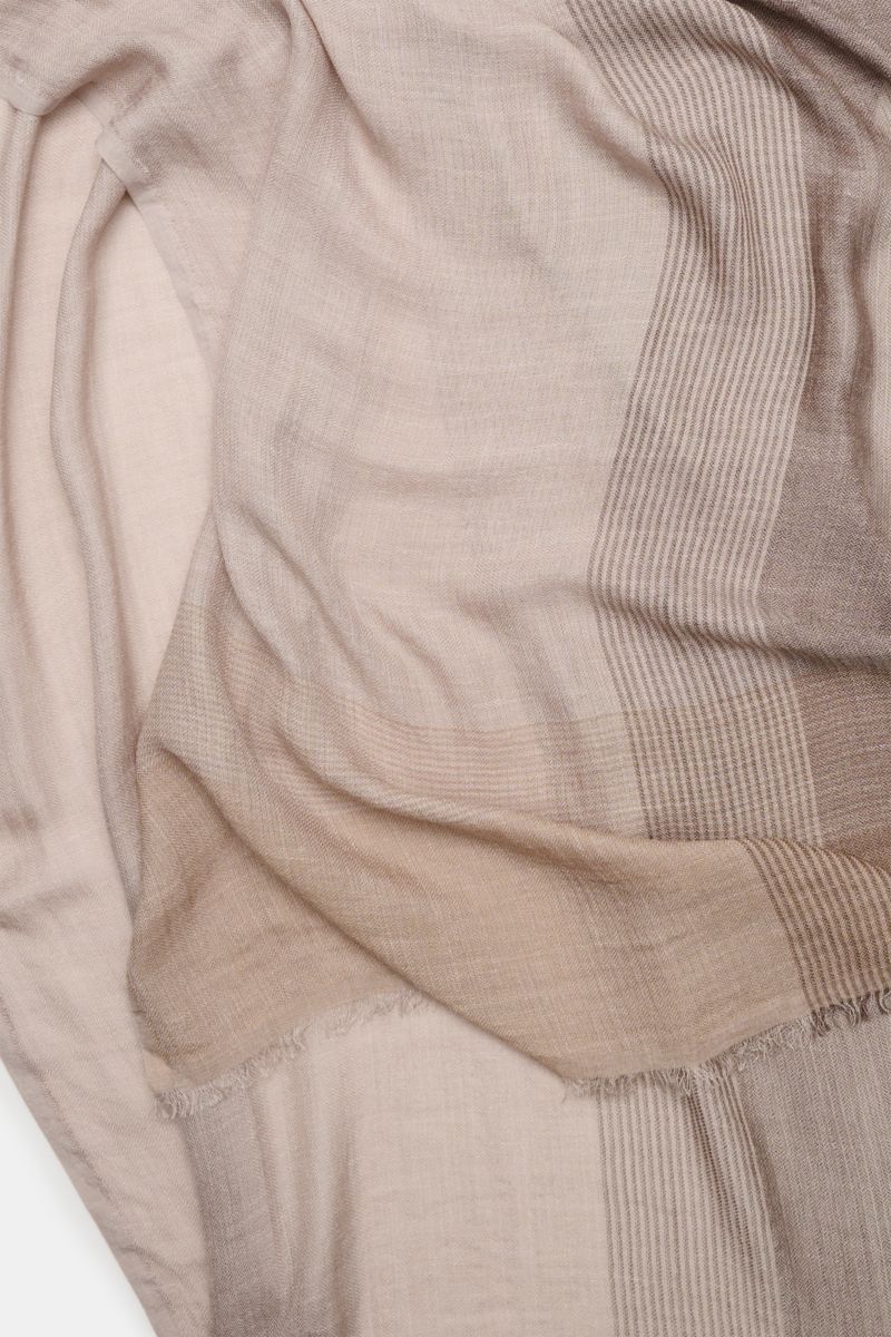 Brunello Cucinelli Schal sand/taupe kariert aus Seiden-Leinen-Mix mit feinem Karomuster und schmalem Fransensaum, weich, leichte Qualität, nah fotografiert.