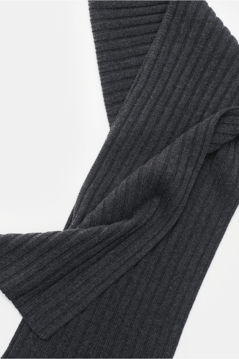 von Braun Cashmere Schal anthrazit meliert, liegend in schräger Draufsicht, reiner mongolischer Cashmere, weicher Griff, feines Rippstrick-Design, ca. 169x25 cm