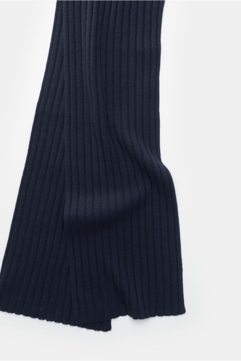 von Braun Cashmere Schal navy in klassischem Rippstrick-Design, aus weichem reinem mongolischem Cashmere, Detailaufnahme von oben auf hellem Hintergrund