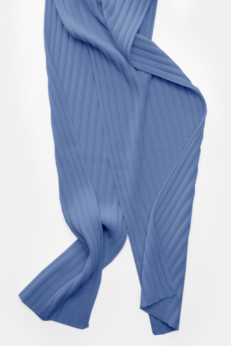 Von oben fotografierter von Braun Cashmere Schal blau meliert aus reinem mongolischem Cashmere in klassischem Rippstrick-Design, weich und ca. 169 x 25 cm groß.