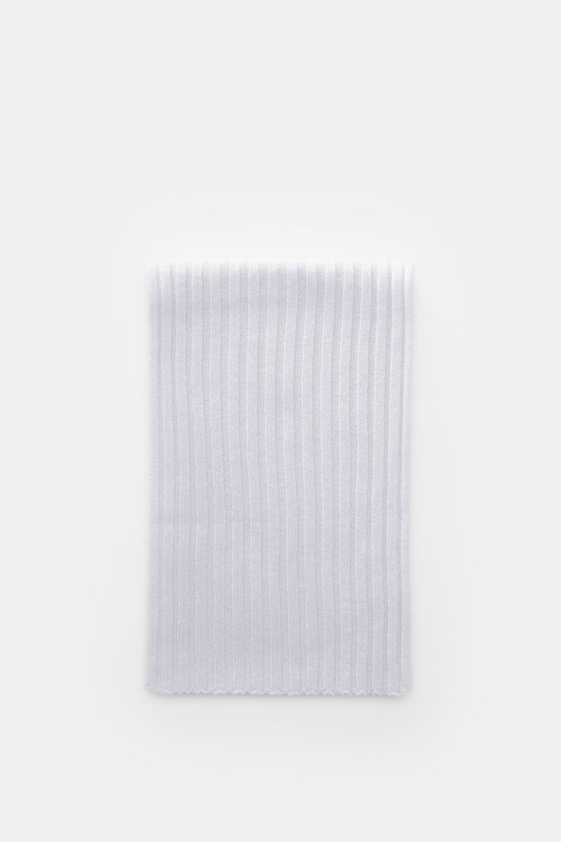 Von oben fotografiert: von Braun Cashmere Schal hellblau aus reinem mongolischem Cashmere, weicher Griff, klassisches Rippstrick-Design, 169x25 cm.