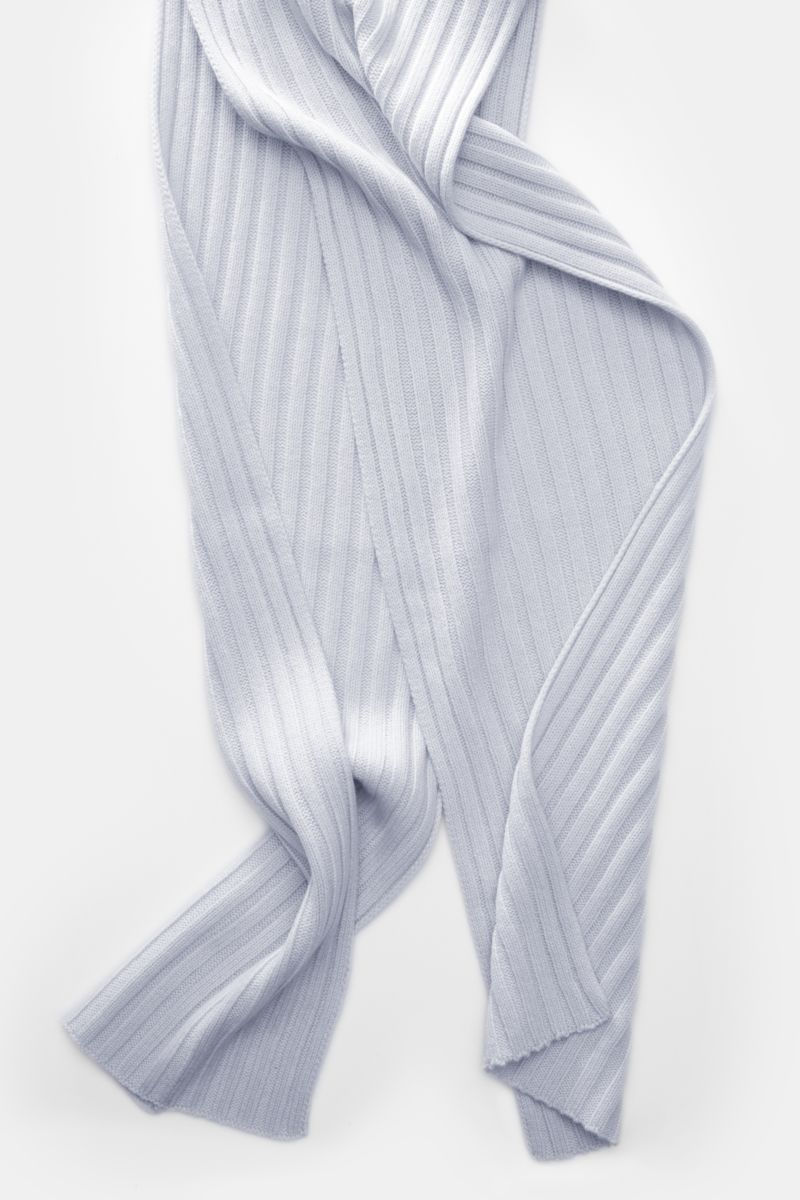 Von oben fotografierter von Braun Cashmere Schal hellblau aus reinem mongolischem Cashmere, weich, feines Rippstrick-Design, ca. 169x25 cm.
