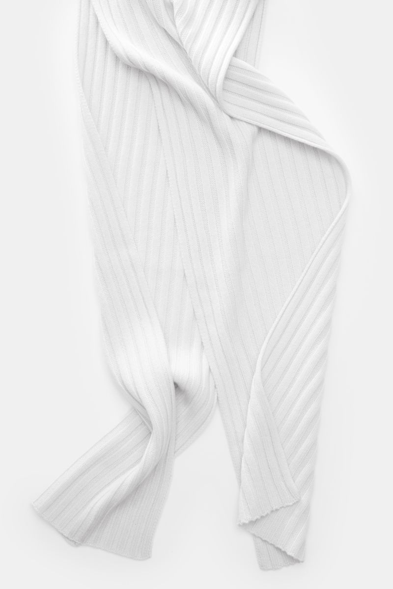 Close-up top view of the von Braun Cashmere scarf light grey showing its classic rib knit and soft texture.

This timeless VON BRAUN scarf made of pure Mongolian cashmere in distinctive rib knit protects against bad weather. Drape it casually around yo