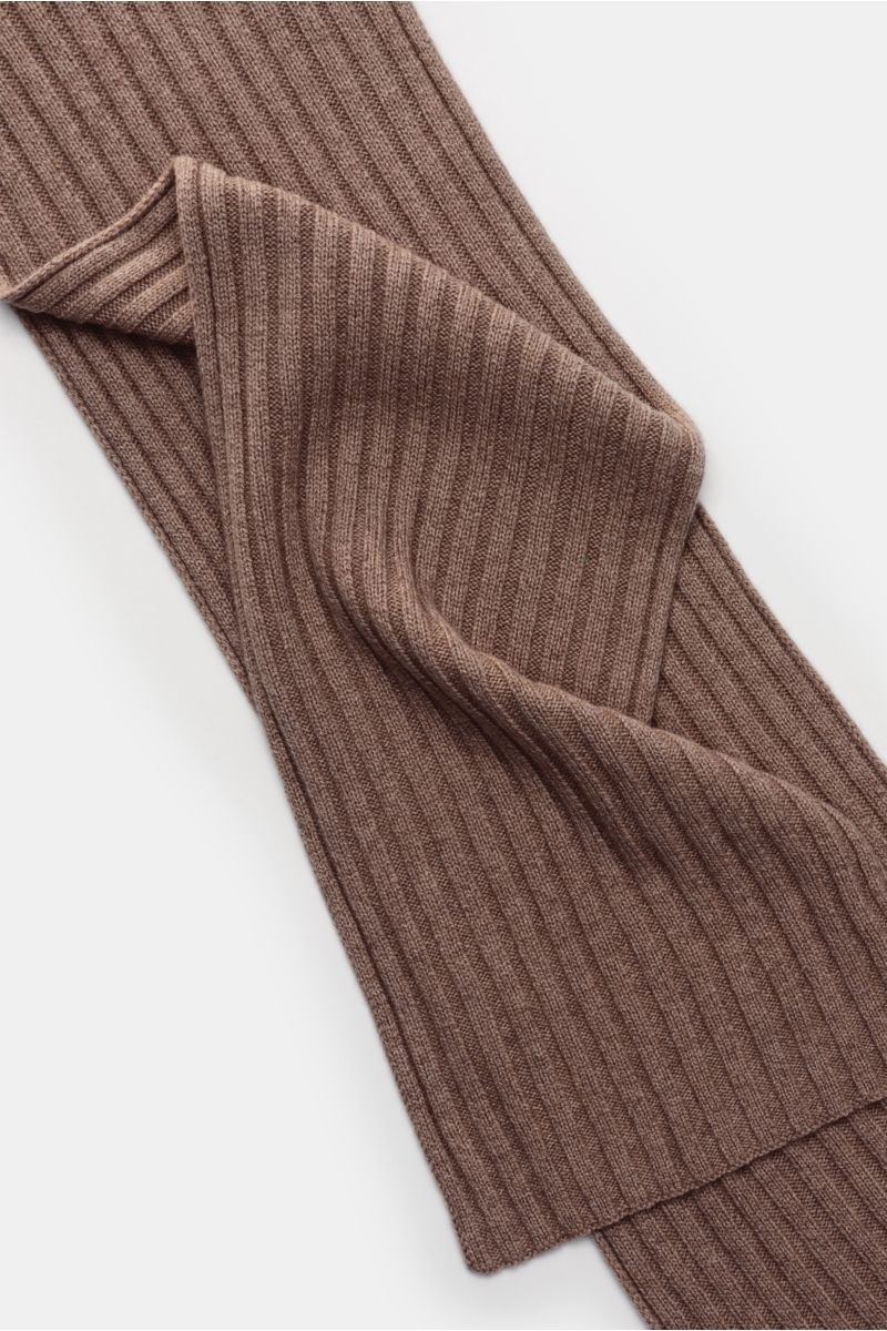 Close-up top view of the von Braun Cashmere scarf brown mottled showing fine, classic rib knit texture in soft pure cashmere.

This timeless VON BRAUN scarf made of pure Mongolian cashmere in distinctive rib knit protects against bad weather. Drape it 