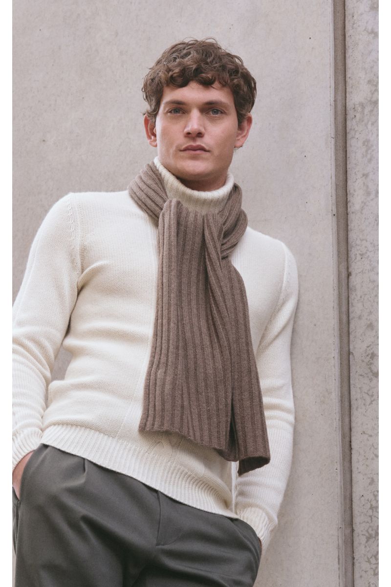 Mann frontal mit von Braun Cashmere Schal braun meliert im klassischen Rippstrick, weich, 169x25 cm, lässig um den Hals drapiert.