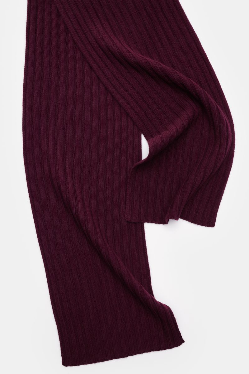 von Braun Cashmere Schal bordeaux in klassischem Rippstrick-Design, feines Strickbild, weicher Griff, liegend fotografiert, Maße ca. 169x25 cm