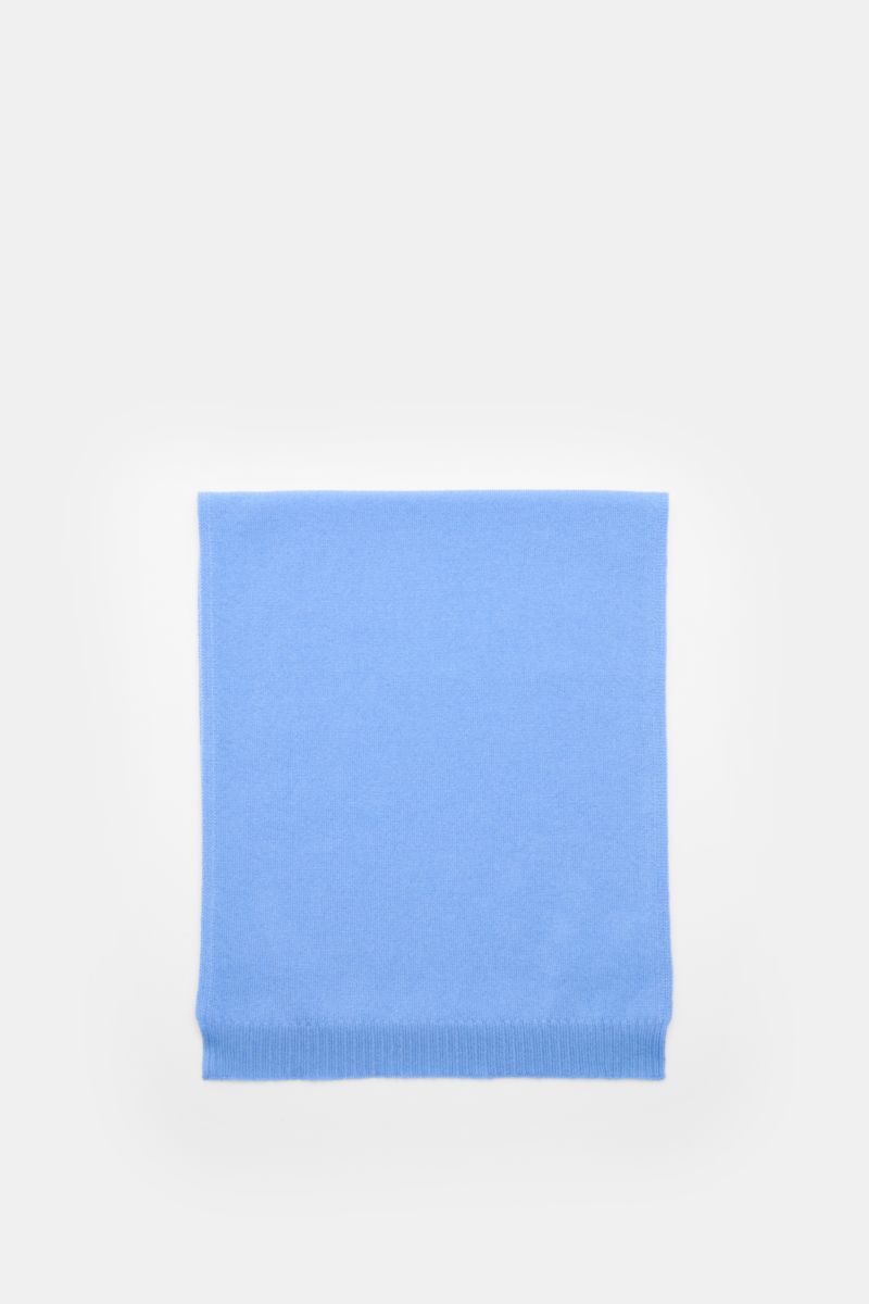 Top-down view of the 04651/ A trip in a bag Cashmere Schal blau, a soft pure cashmere scarf with ribbed edges, approx. 162 x 34 cm, offering luxurious warmth for the cold season with a smooth texture. Edle Wärme für die kalte Saison: Der lux