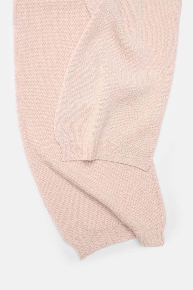 04651/ A trip in a bag Schal 'Mouline Scarf' rosé meliert, weich, aus Woll-Cashmere-Mix mit Rippstrickkanten, liegend von oben fotografiert.