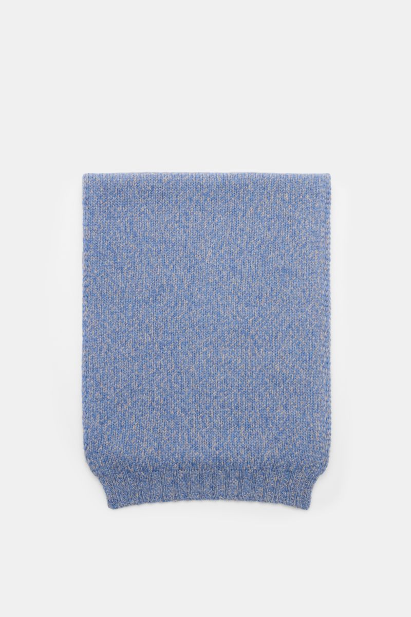 04651/ A trip in a bag Schal 'Mouline Scarf' rauchblau/beige meliert, weich, Woll-Cashmere-Mix, Rippstrickkanten, ca. 170x34 cm, von oben fotografiert.