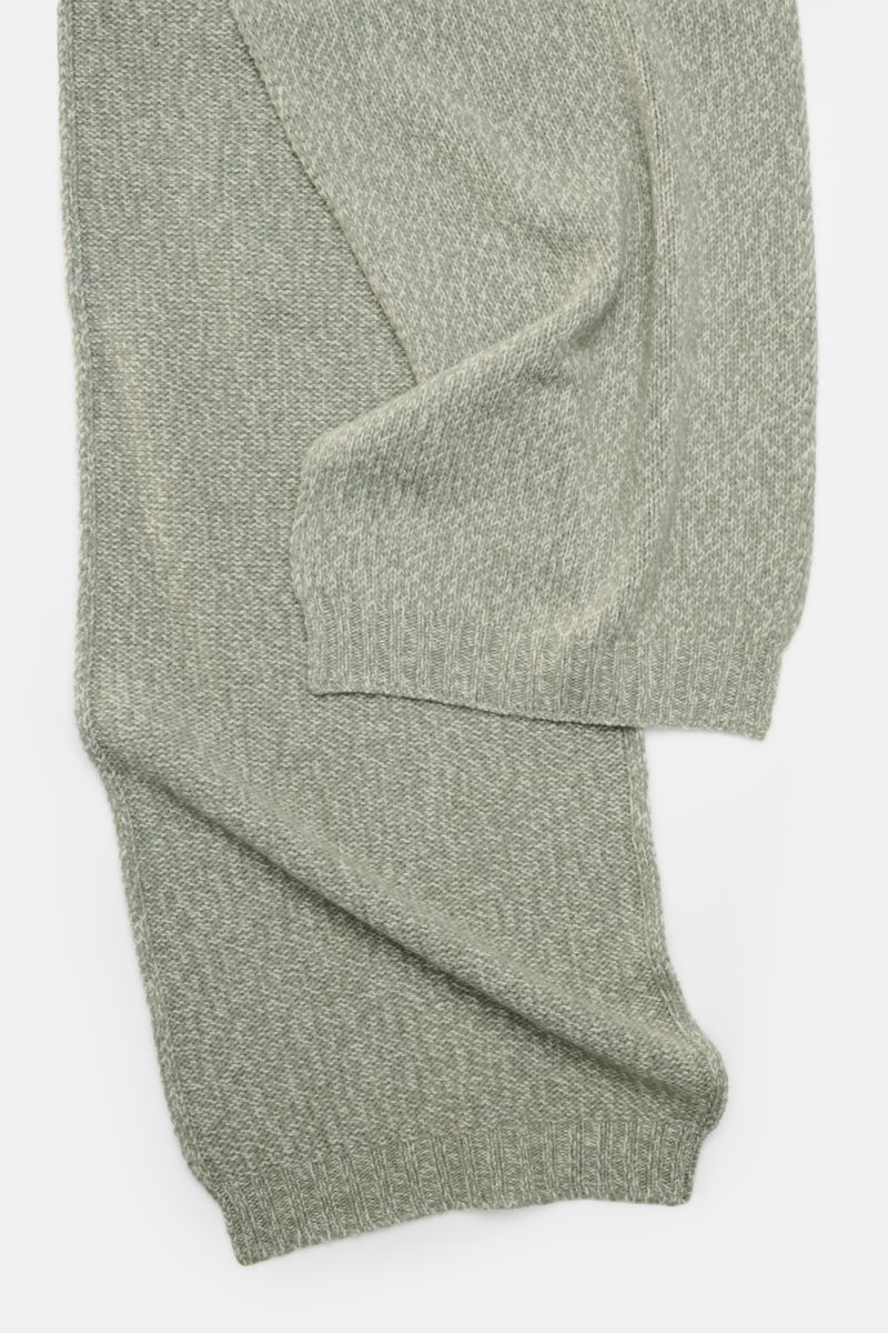 04651/ A trip in a bag Schal 'Mouline Scarf' salbei/hellgrau meliert aus Woll-Cashmere-Mix, weicher Griff, Rippstrickkanten, liegend fotografiert, ca. 170x34 cm.