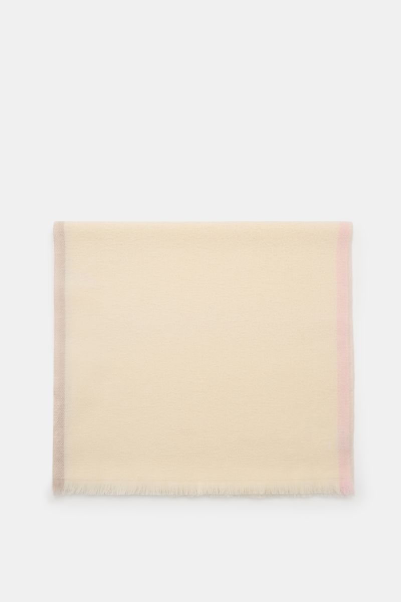 04651/ A trip in a bag Schal creme, liegend von oben fotografiert, aus Schurwolle-Mix, weicher Bouclé-Look, schmale Fransenkante, 180x50 cm.