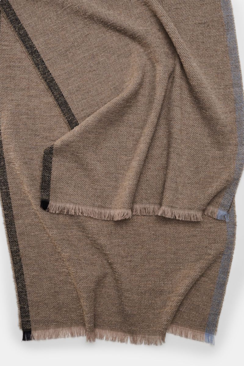 04651/ A trip in a bag Schal taupe aus Schurwolle, Microfaser, Baumwolle im Bouclé-Look mit schmaler Fransenkante, Detailaufnahme von oben.