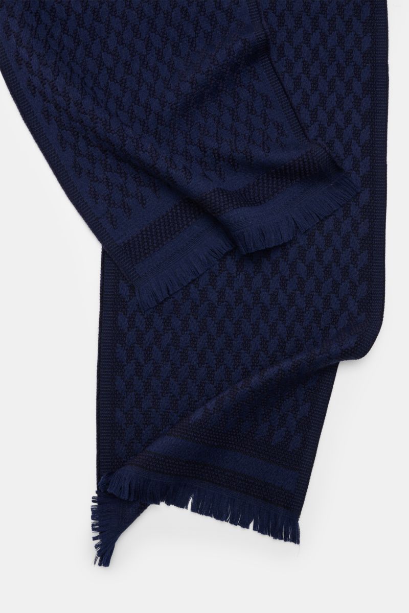 04651/ A trip in a bag Schal '3D Jacquard' navy/schwarz gemustert, aus reiner Schurwolle, weicher Griff, schmale Fransenkante, grafisches Muster, ca. 190x37 cm, von oben fotografiert.
