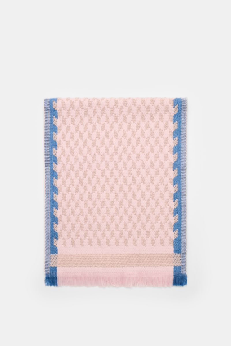 04651/ A trip in a bag Schal '3D Jacquard' rosé/beige/rauchblau gemustert, reine Schurwolle, weicher Griff, schmale Fransenkante, frontal flach liegend, 190x37 cm.