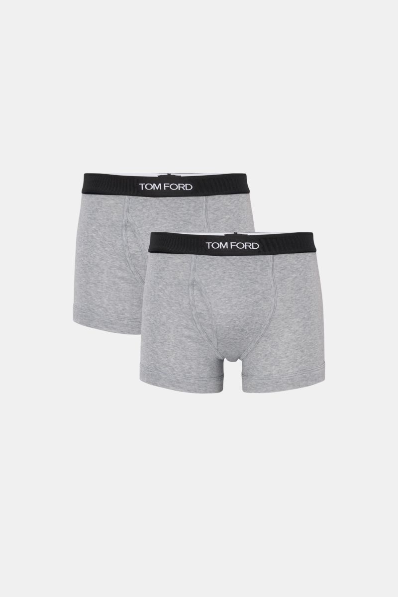Front view of two grey Tom Ford Boxershorts 2er-Set grau with black elastic waistband featuring TOM FORD stitching, side fly.

Sportlich, schlicht und luxuriös: Die komfortablen Boxershorts mit praktischem Eingriff und TOM FORD-Stitching auf dem elasti