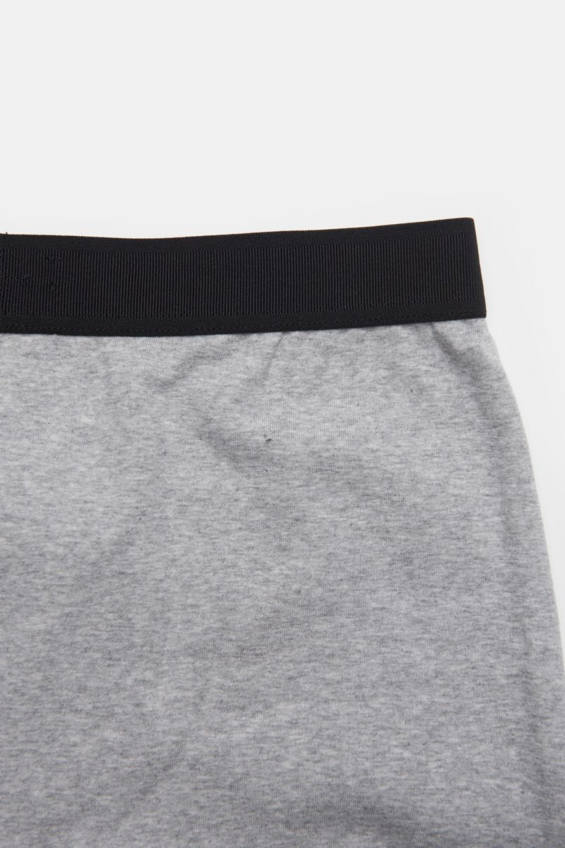 Close-up from above of Tom Ford Boxershorts 2er-Set grau showing elastic black waistband with TOM FORD stitching and soft grey cotton fabric.

Description: Sportlich, schlicht und luxuriös: Die komfortablen Boxershorts mit praktischem Eingriff und TOM FOR