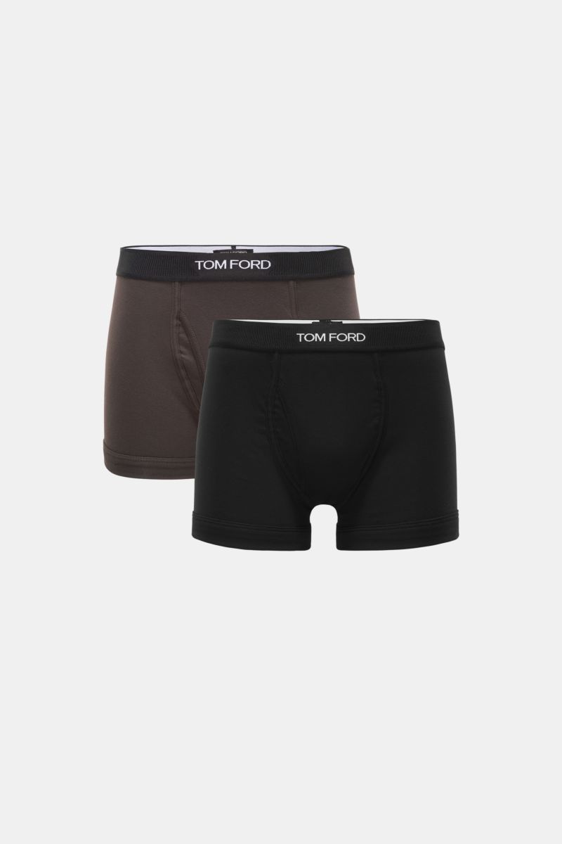 Front view of Tom Ford Boxer shorts pack of 2 black/dark brown, slim fit with elastic waistband, keyhole fly, and TOM FORD stitching.

Sporty, simple and luxurious: These comfortable boxer shorts with practical fly and TOM FORD stitching on the elastic