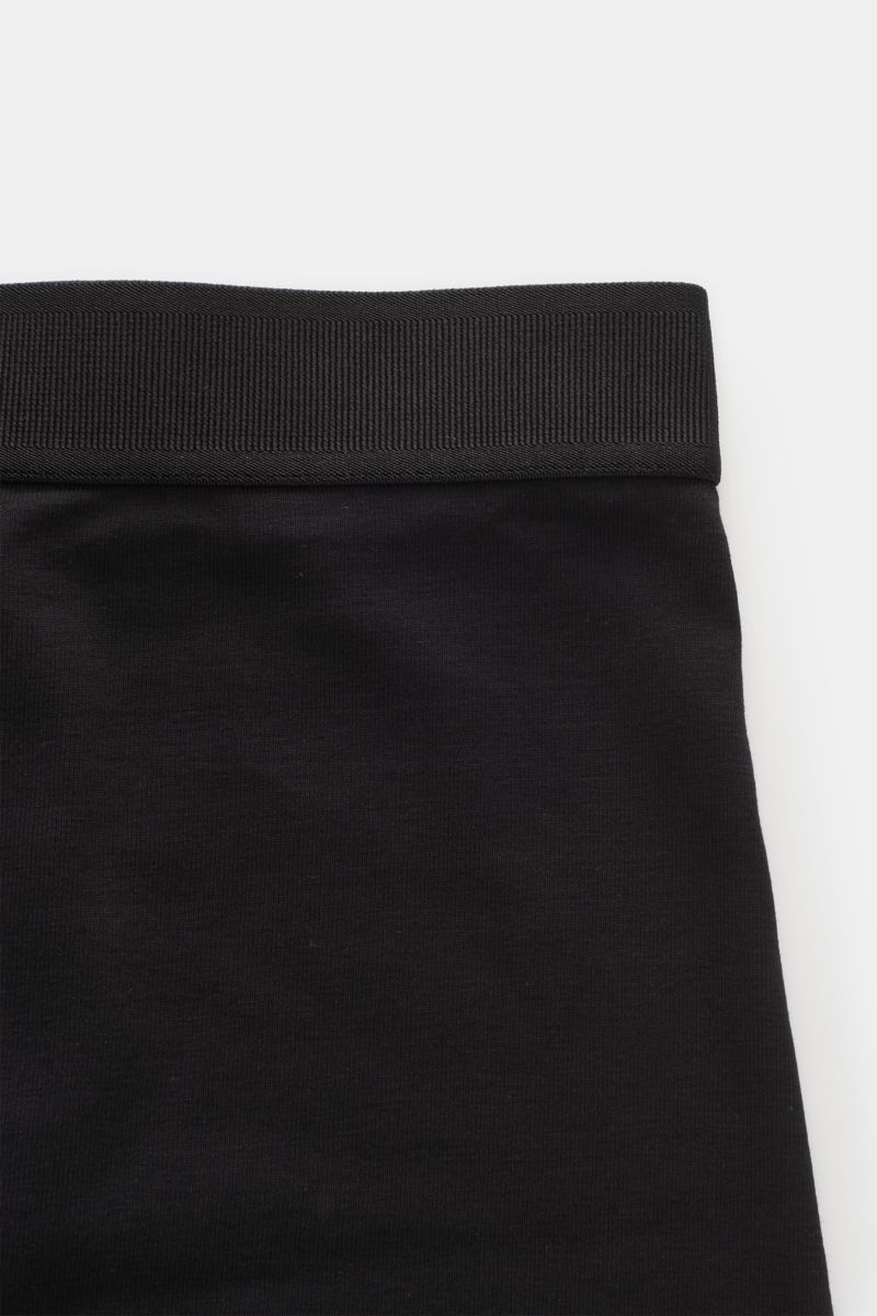 Close-up, top-down view of the elastic waistband on the Tom Ford Boxershorts 2er-Set schwarz, showing the black fabric and TOM FORD stitching.

Description: 
Sportlich, schlicht und luxuriös: Die komfortablen Boxershorts mit praktischem Eingriff und TO