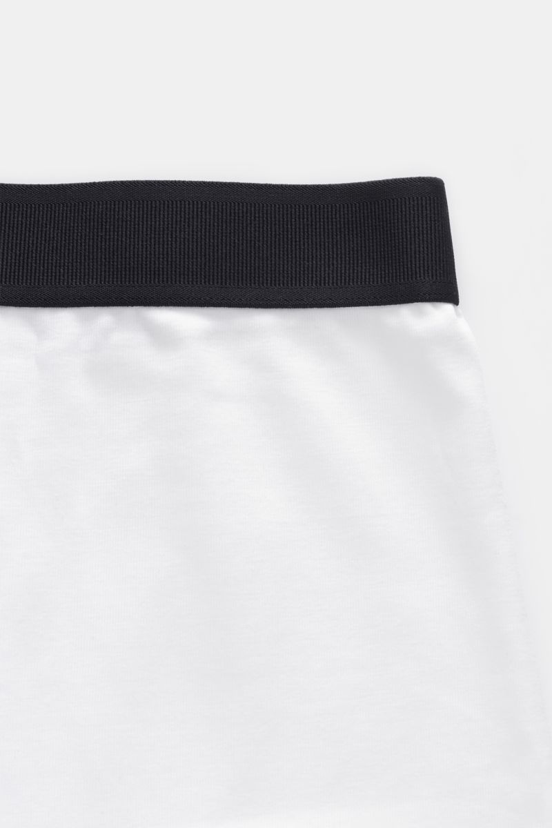 Close-up, top-down view of Tom Ford Boxershorts 2er-Set weiß showing black elastic waistband with TOM FORD-stitching and white fabric.

Description: Sportlich, schlicht und luxuriös: Die komfortablen Boxershorts mit praktischem Eingriff und TOM FORD-St