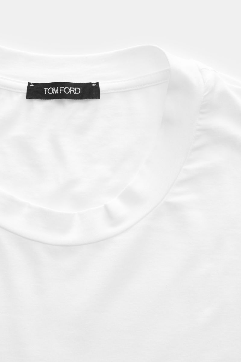 Close-up front view of the Tom Ford Rundhals-Unterhemd weiß, a clean basic white T-shirt with a round neckline, made of elastic cotton with a soft touch, extra slim fit, featuring a small TOM FORD label at the hem.