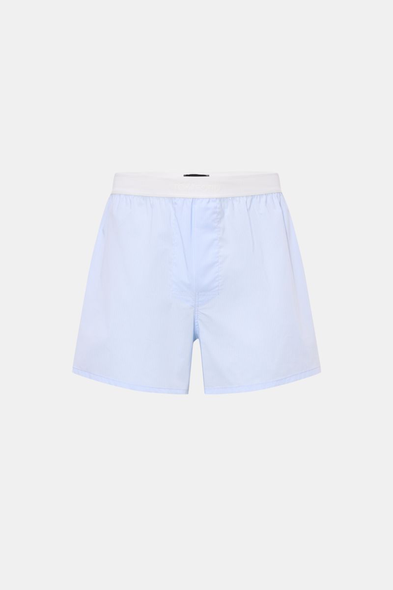 Front view of Tom Ford Boxershorts hellblau/weiß gestreift, slim fit with fine light blue and white stripes, elastic waistband with TOM FORD logo, made from a cotton and microfiber blend for a smooth, lightweight feel, featuring a side opening. Sportlich,