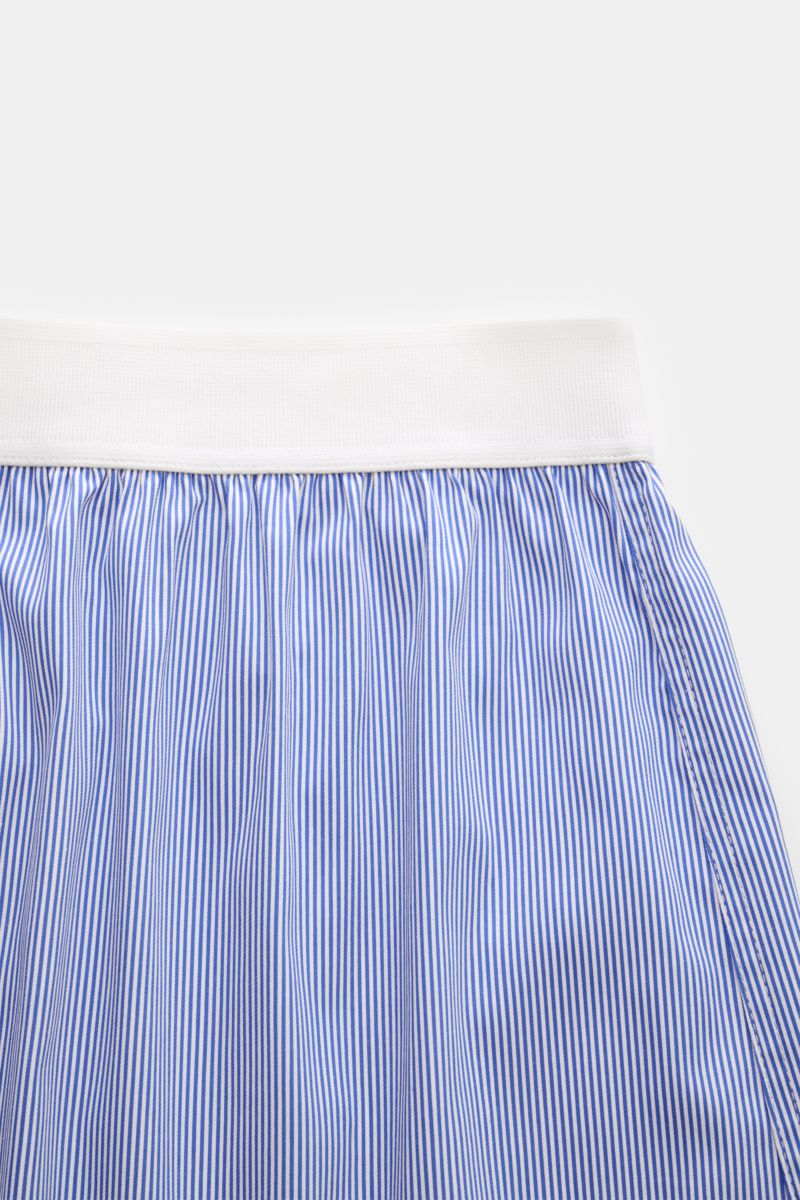 Close-up front view of Tom Ford Boxershorts dunkelblau/weiß gestreift with slim fit, fine blue and white stripes, white elastic waistband with TOM FORD logo, and side fly, made of cotton and elastic microfiber, smooth texture, sporty, clean, and luxurious