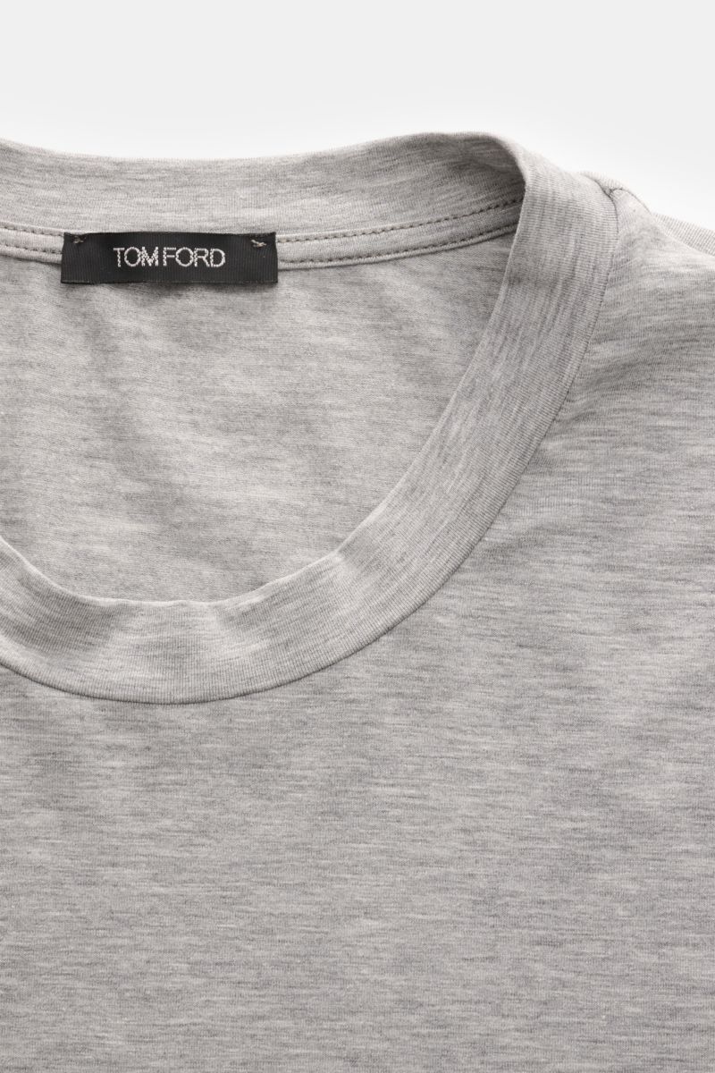 Close-up from above of the Tom Ford Langarm-Unterhemd schwarz showing the round neckline, soft cotton-modal fabric, and small TOM FORD label on hem.

Description: Cleanes Basic mit Rundhalsausschnitt: Das komfortable Langarmshirt aus hochwertiger Baumw