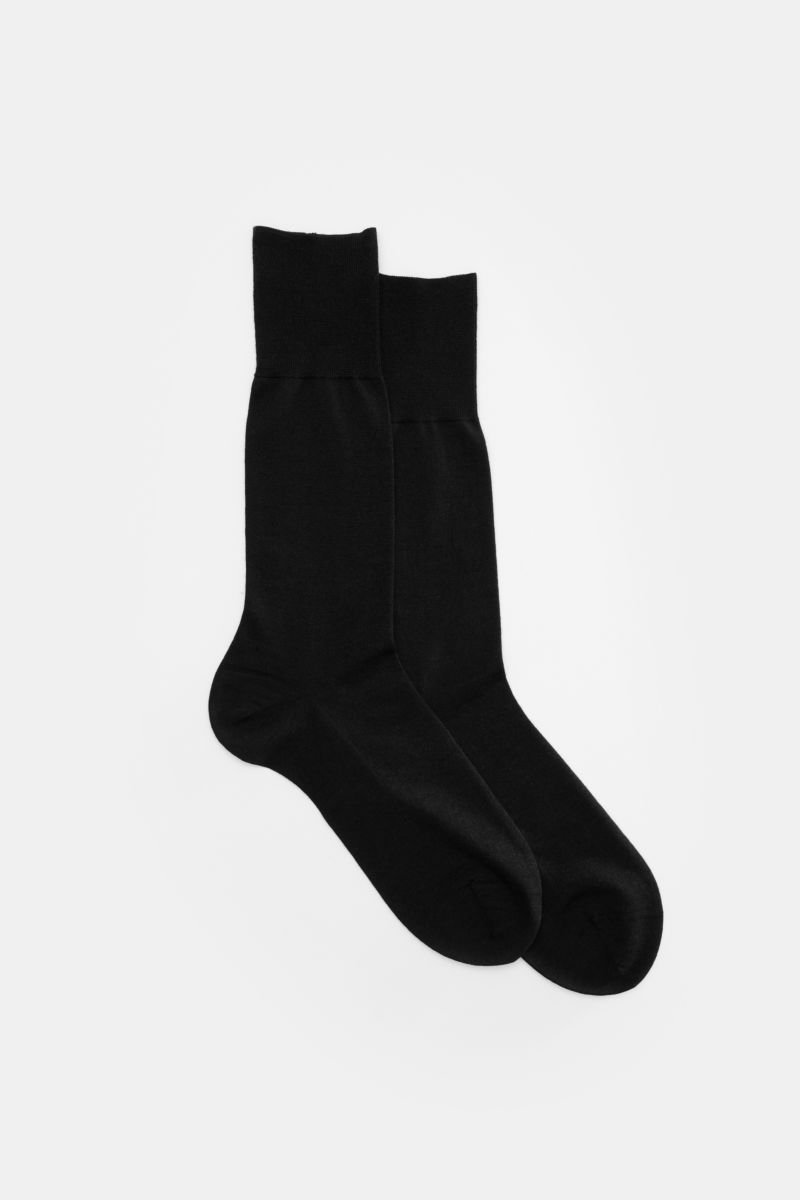 Pair of black Falke Strumpf 'No. 7' socks laid flat, photographed from above, showing ribbed cuff and smooth foot.

Description: Optimale Passform, luxuriöse Materialqualität, FALKE: Der Strumpf 'No. 7' des Traditionslabels garantiert durch feinste two
