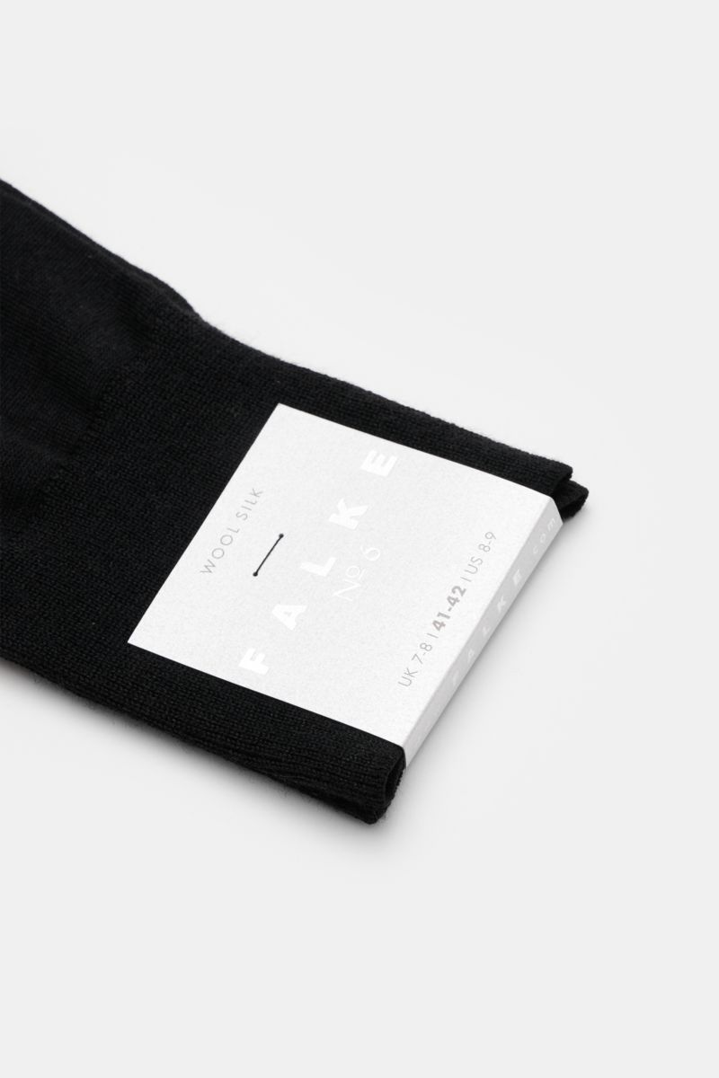 Close-up angled view of folded black Falke Strumpf 'No. 7' schwarz sock with white label showing brand and size details.

Optimale Passform, luxuriöse Materialqualität, FALKE: Der Strumpf 'No. 7' des Traditionslabels garantiert durch feinste two-ply Me