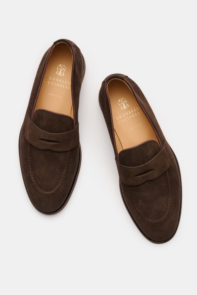 Brunello Cucinelli Penny Loafer dunkelbraun shown from top view, made of soft suede leather with typical penny strap, Blake stitching, narrow shape, decorative seam on toe, leather lining, and natural latex crepe sole.