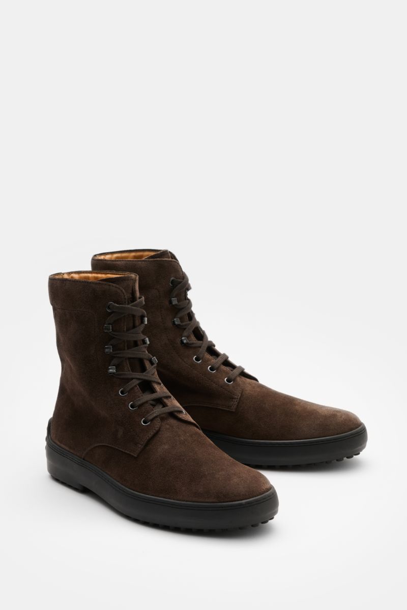 Tod's Schnürboot braun aus weichem Veloursleder, leicht schmal zulaufend, Sieben-Loch-Schnürung mit Haken und Ösen, Innenfutter aus Leder, typisch genoppte Gummisohle, seitliche Perspektive.