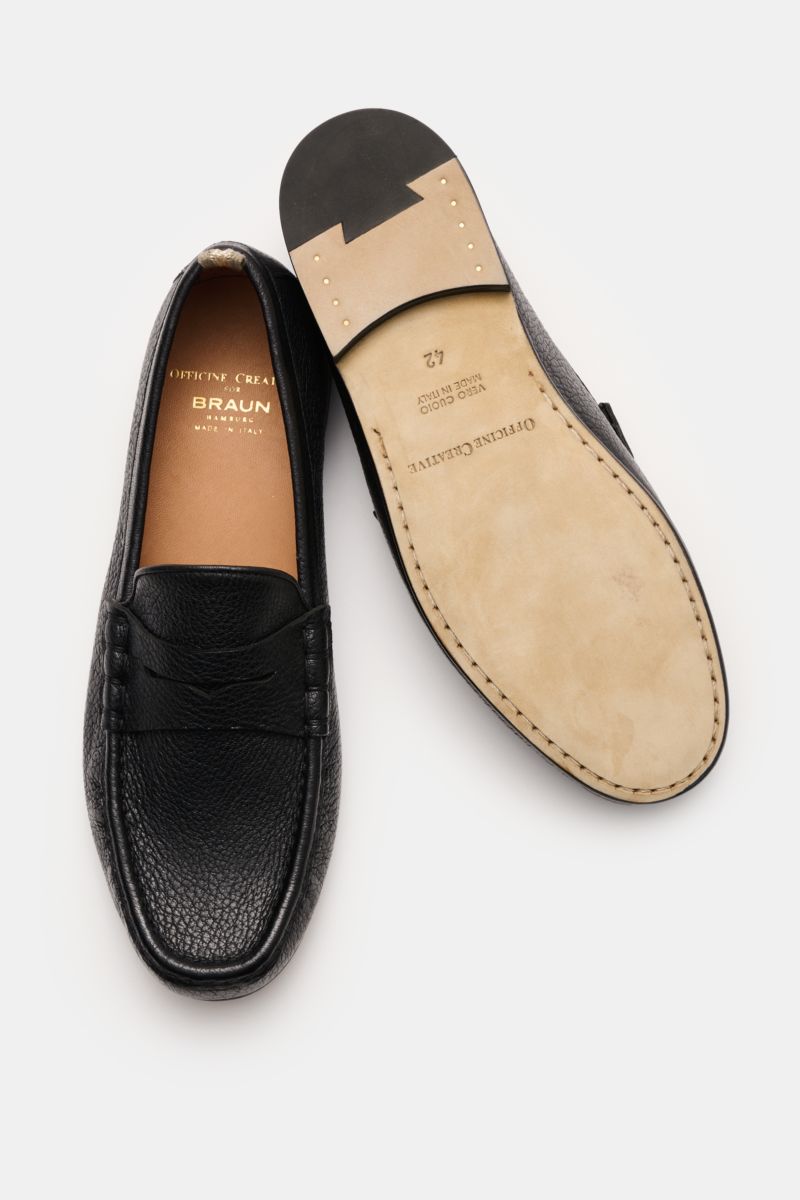 Officine Creative Penny Loafer 'Balfron' schwarz, aus geschmeidigem Hirschleder, schmal zulaufend, mit Penny Strap, Ziernaht, ledernem Innenfutter, Lederlaufsohle, von oben und unten gezeigt.