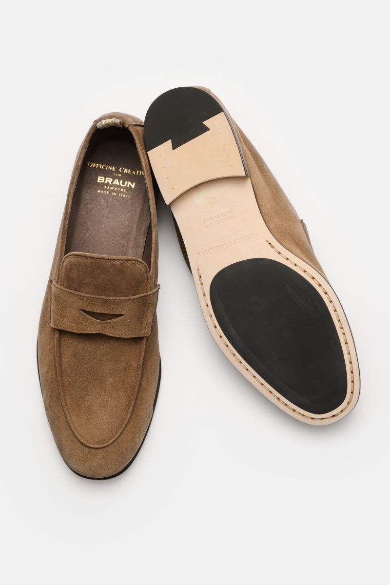 Officine Creative Penny Loafer 'Oliver' braun, aus edlem Veloursleder, schmal zulaufend, mit Penny-Strap, Ziernaht, Lederfutter, durchgenähter Ledersohle, Vorder- und Unteransicht.
