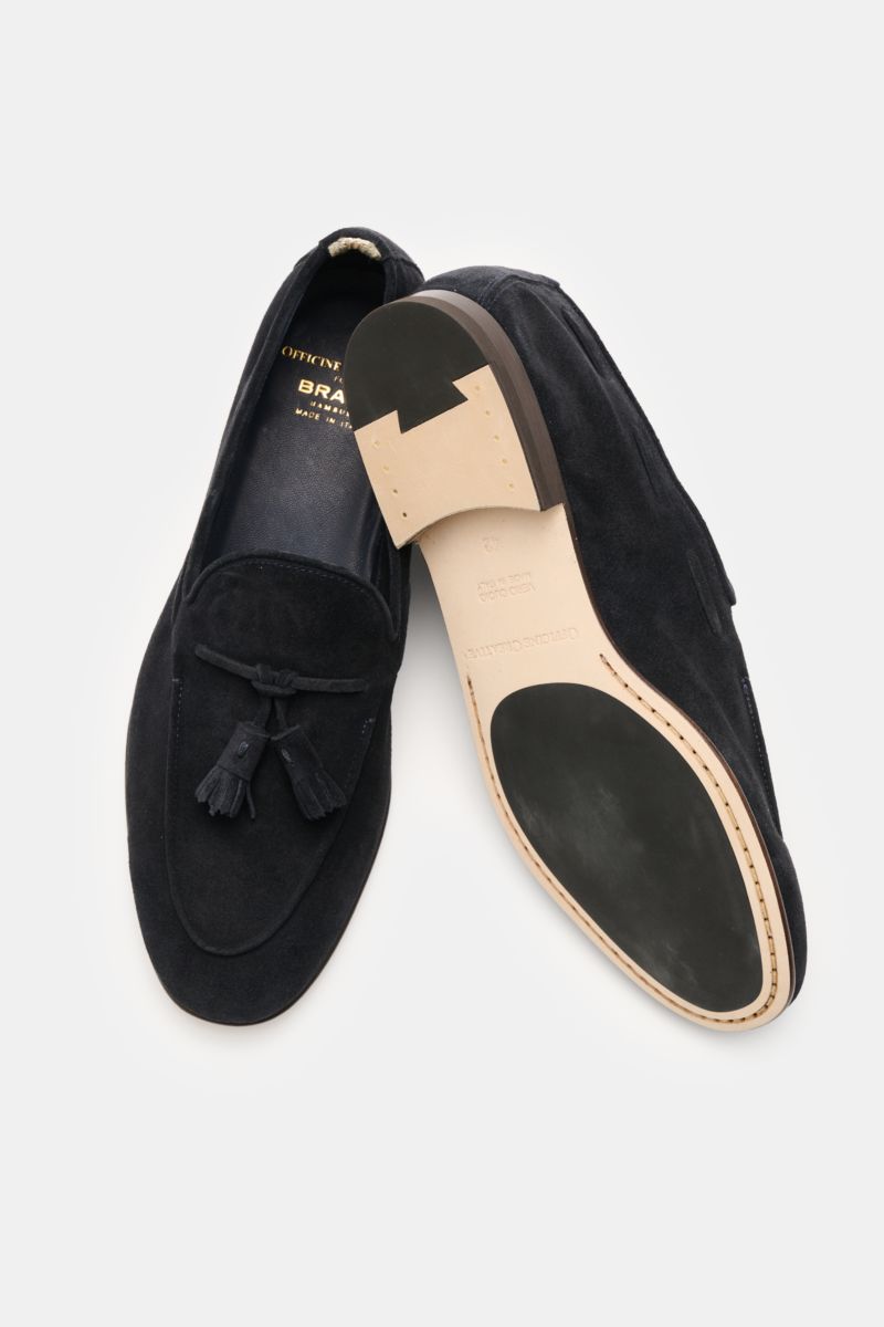 Officine Creative Tassel Loafer 'Oliver' navy aus edlem Veloursleder, schmal zulaufend, mit Tassels, Ziernaht, Lederfutter, durchgenähter Machart, Lederlaufsohle, frontal und von unten fotografiert.