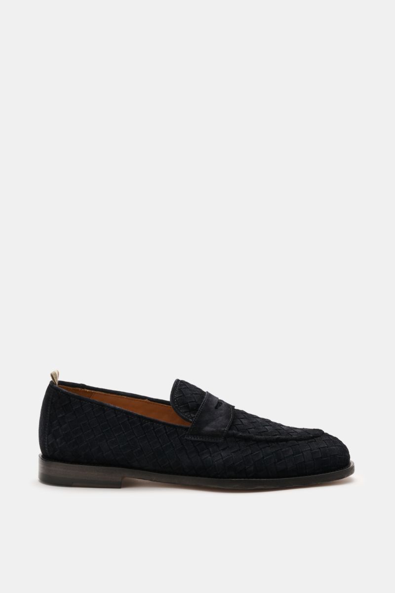 Officine Creative Penny Loafer 'Opera' dark navy shown from the side, featuring woven velour leather, a slightly tapered silhouette, Blake construction, decorative stitching on the toe cap, classic penny strap, leather lining, and leather sole. Stilvoll S