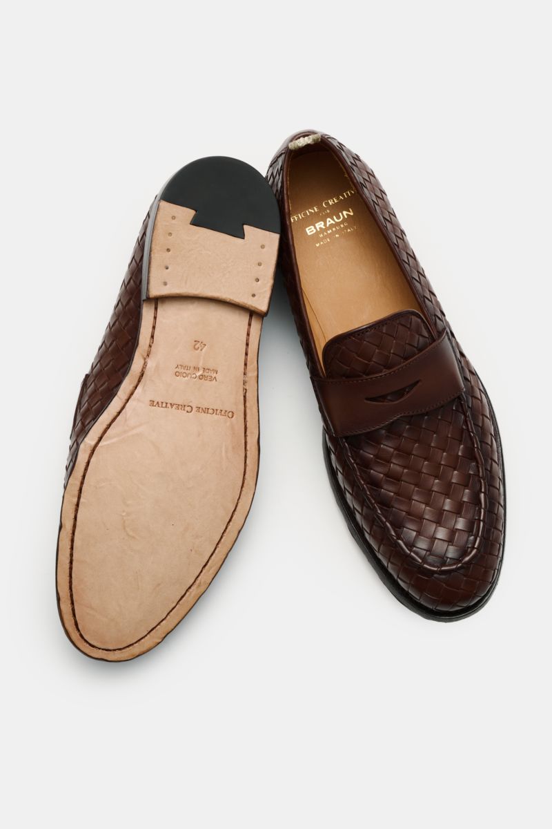 Officine Creative Penny Loafer 'Opera' braun shown from top and sole view, braided brown suede, slim silhouette, Blake construction, decorative front cap stitch, classic penny strap, leather lining, leather outsole. Stilvoll Schritt halten können Sie mit 