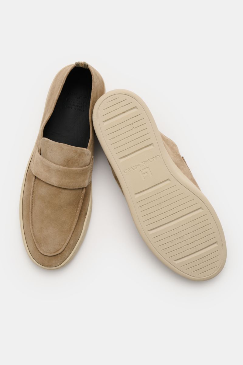 Officine Creative Loafer 'Herbie' beige shown from top and sole views, featuring soft velour leather, natural rubber sole, typical strap, and pull loop for comfort and style.