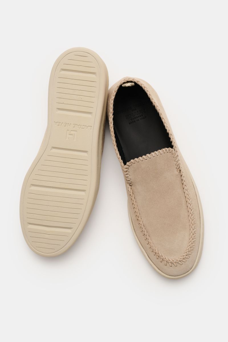 Officine Creative Slipper 'Herbie' sand in soft velour leather shown from above, featuring natural rubber sole, leather lining, and braided detailing. Edle Materialien wie Naturkautschuk und Veloursleder verleihen dem OFFICINE CREATIVE Slipper 'Herbie' se