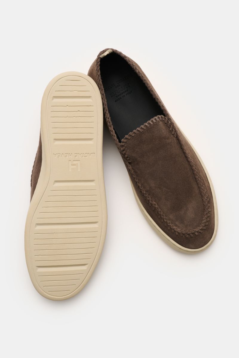 Officine Creative Slipper 'Herbie' graubraun aus Veloursleder, mit Kautschuksohle, ledernem Innenfutter, Umflechtung, schmal zulaufend, von oben fotografiert.