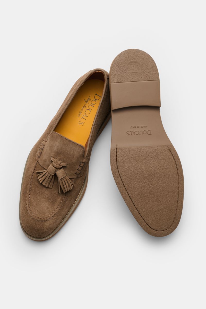 Top-down view of Doucal's Tassel Loafer 'Visone' braun in fine brown suede with tassels, stitched toe cap, leather lining, and flexible rubber sole.