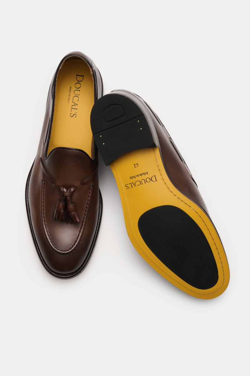 Doucal's Tassel Loafer 'Nappato' braun aus feinem Glattleder, schmal zulaufend, mit Steppnaht, Lederband, Tassel, Lederfutter, Sohle mit Kautschuk, frontal und von unten fotografiert.