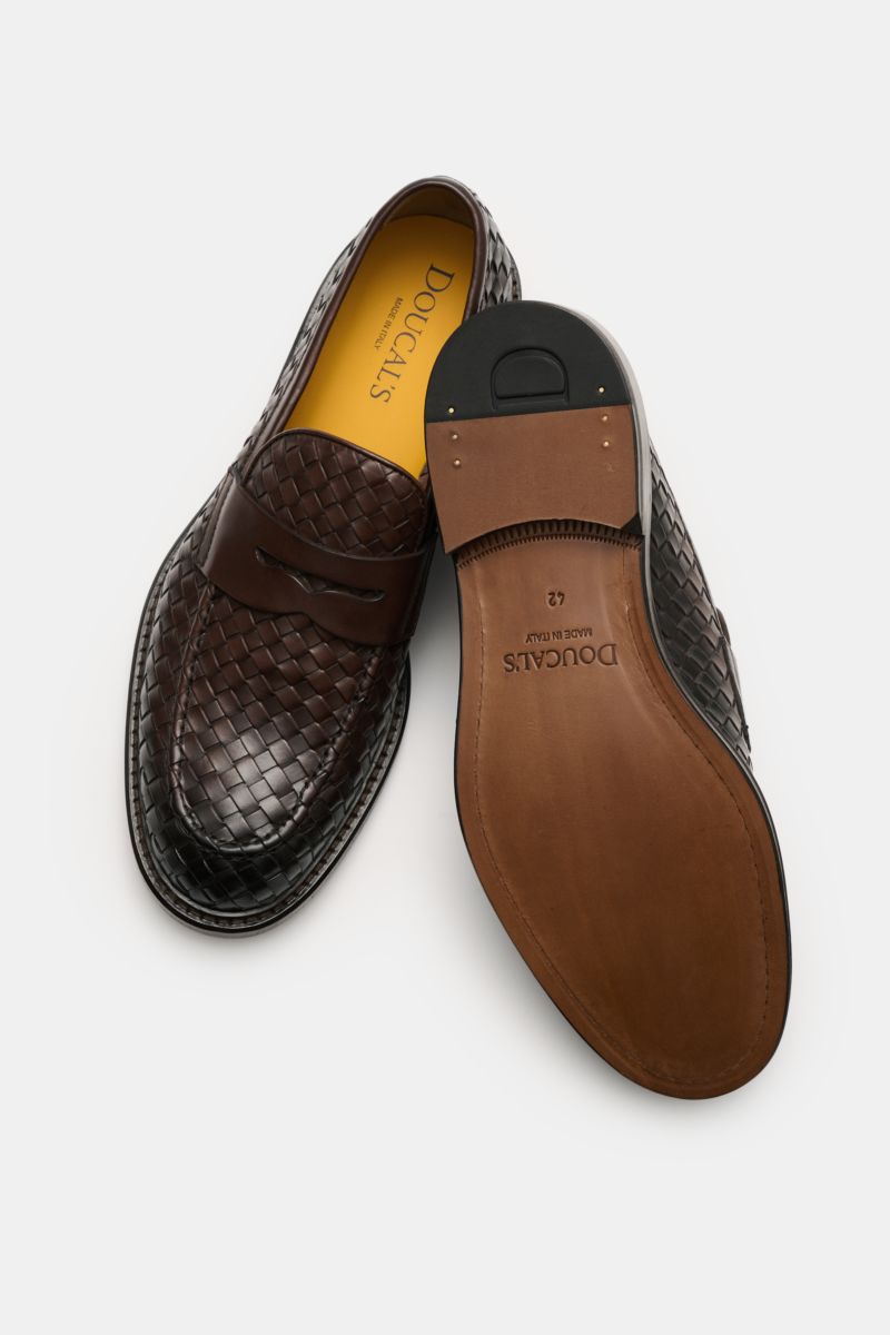 Doucal's Penny Loafer 'Deco' schwarz, feines Glattleder, leicht schmal zulaufend, Penny Strap, Steppnaht, ledernes Innenfutter, robuste Kautschuksohle, Draufsicht.