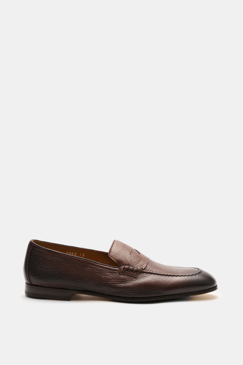 Side view of Doucal's Penny Loafer 'Daino' braun in finely grained brown leather with penny strap, stitched toe, leather lining, and rubber sole parts.